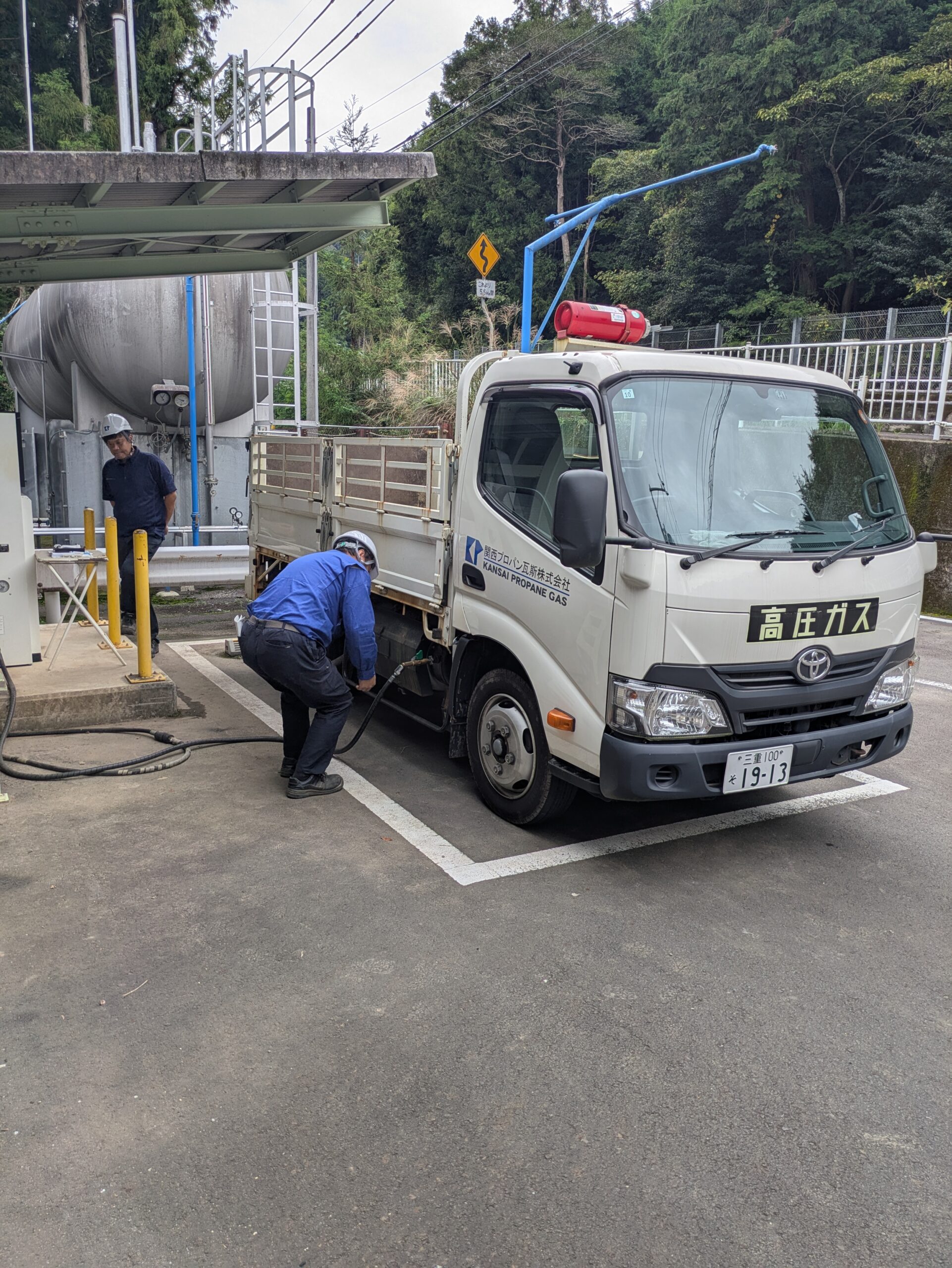 LPガスを燃料とする配送車へのガス充填の様子